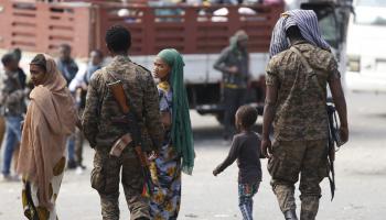 مدنيون وعسكريون إثيوبيون في أمهرة في شمالي إثيوبيا (ميناسه وونديمو هايلو/ الأناضول)