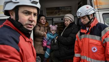 عناصر من الصليب الأحمر وإجلاء مدنيين في أوكرانيا (أريس ميسينيس/ فرانس برس)