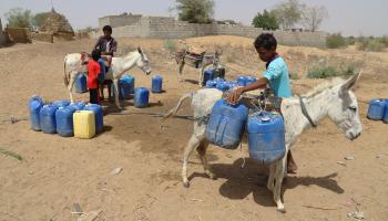 مواطنون يمنيون في محافظة حجة يسعون لتأمين المياه (محمد الوافي/الأناضول)