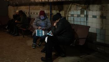 أوكرانيون في ملجأ في أوكرانيا (لورينا سوبينا/ Getty)