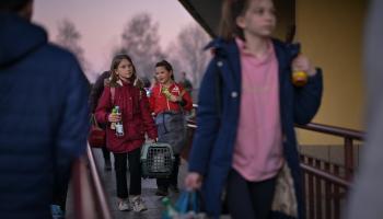أطفال أوكرانيون لاجئون في بولندا (جيف جاي ميتشل/ Getty)