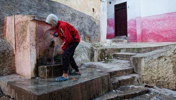 فتى مغربي وعين مياه في المغرب (Getty)