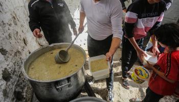 من الغلابة إلى الغلابة.. مبادرة لطهي طعام الإفطار لفقراء غزة