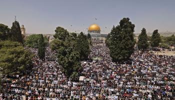 فلسطينيون يصلون الجمعة الأخيرة من رمضان في المسجد الأقصى في القدس (29/4/2022/فرانس برس)/ أحمد قرابلي