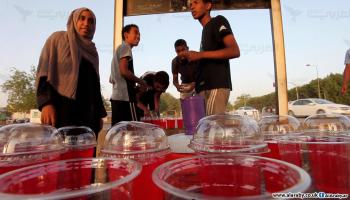 سودانيون ومبادرة إفطار صائم على الطريق في رمضان 2022 (العربي الجديد)