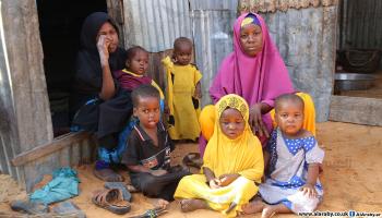 الأسر الفقيرة تنتظر المساعدات الإغاثية (العربي الجديد)