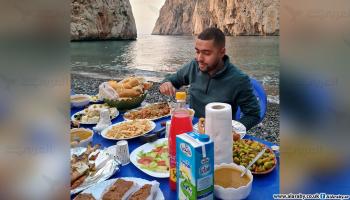 يجمع الإفطار أصدقاء في موقع خلاب (العربي الجديد)