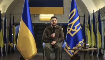 فولوديمير زيلينسكي يتحدث بمحطة مترو في كييف (الأناضول)