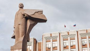 تمثال فلاديمير لينين أمام القصر الرئاسي بترانسنيستريا (Getty)