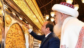 الرئيس المصري عبد الفتاح السيسي وسلطان طائفة البهرة مفضل سيف الدين في مسجد الإمام الحسين في القاهرة (فيسبوك)