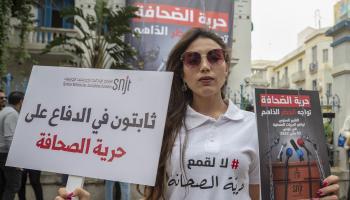 عشرات الصحافيين في تونس ينددون بـ"تهديد" حرية الإعلام