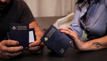 صار جواز السفر حلم اللبنانيين (أنور عمرو/ فرانس برس)