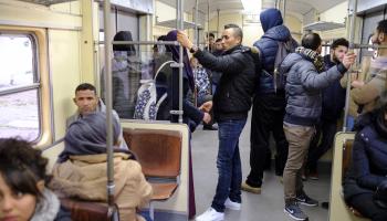 آلاف التونسيين يستخدمون القطارات القديمة يومياً (تييري موناس/ Getty)