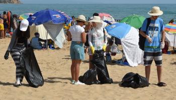 جمع النفايات البلاستيكية على شاطئ تونس 1 (فتحي بلعيد/ فرانس برس)