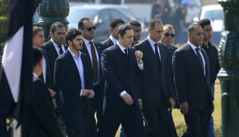 جمال وعلاء مبارك (في المقدمة) بجنازة والدهما (خالد دسوقي/فرانس برس)