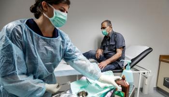 ممرضة ومريض في مستشفى في لبنان (جوزيف عيد/ فرانس برس)