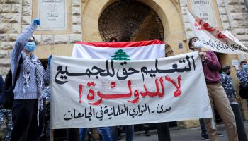 طلاب يرفضون دولرة أقساط الجامعات اللبنانية في تحرك في عام 2020 (أنور عمرو/ فرانس برس) 