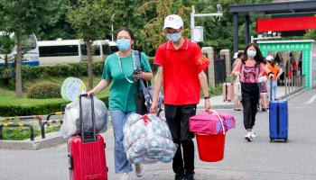 طلاب يصلون إلى جامعة ووهان (زانغ شانغ/ Getty)