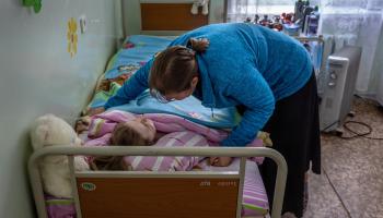 أدت حرب روسيا على أوكرانيا إلى فقدان الطفلة قدمها (جون موور/ Getty)