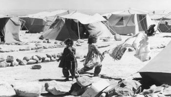 فتاتان فلسطينيتان في مخيم للاجئين الفلسطينيين في الأردن في 1/ 8/ 1967 (فرانس برس)