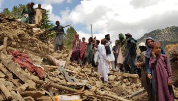 زلزال أفغانستان.. عمليات إنقاذ وإغاثة وسط الركام
