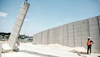 استبدال السياج الفاصل بجدار الفصل العنصري شمالي الضفة الغربية (أمير ليفي/ Getty)