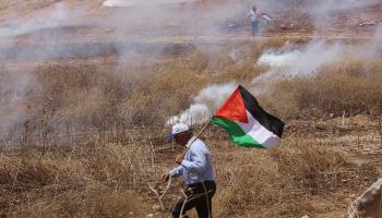 رفع علم فلسطين في وجه الاحتلال (نضال اشتية/الأناضول)