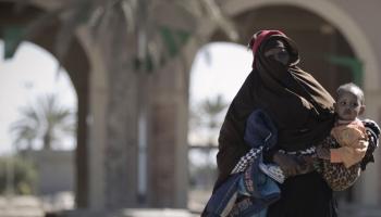 امرأة ليبية وطفلها في ليبيا (جويل ساجيه/ فرانس برس)
