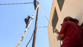 أعمال صيانة في شبكات كهرباء ليبيا (محمود تركية/ فرانس برس)