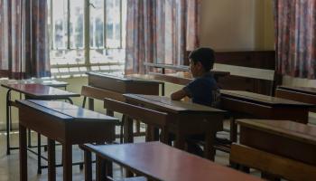 تلميذ لبناني في مدرسة خاصة في لبنان (جوزيف عيد/ فرانس برس)