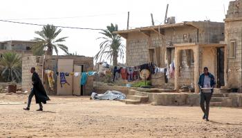 ليبيون في تاورغاء في ليبيا (محمود تركية/ فرانس برس)