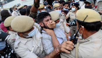 الشرطة الهندية وقمع متظاهرين مسلمين في الهند (امتياز خان/ الأناضول)