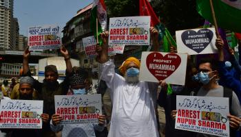 مسلمون يتظاهرون في الهند ضد تصريحات مسيئة للإسلام (بهوشان كويانديه/ Getty)