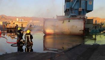 عناصر إطفاء في ميناء العقبة في الأردن (الأناضول)