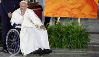 البابا فرنسيس على كرسي متحرك في الفاتيكان (Getty)