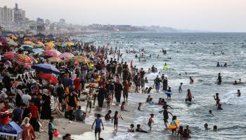 سكان غزة يتوافدون إلى الشواطئ مع بدء العطلة الصيفية