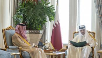 أمير قطر يتسلم رسالة من السفير السعودي لدى الدوحة (الديوان الأميري/تويتر)