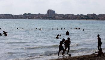 سوريون على شاطئ اللاذقية