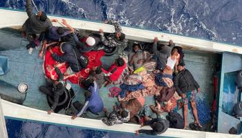قارب لمهاجرين سرّيين في مصراتة (Getty)