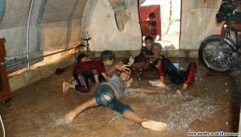 مياه وحر شديد في مخيمات ريف إدلب الشمالي للنازحين 2 (عدنان الإمام)