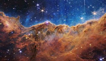 مشاتل نجمية ناشئة ونجوم فردية في "سديم كارينا" (سحابة كونية) كانت محجوبة في السابق (NASA/Getty)