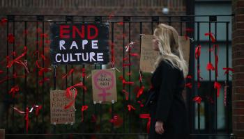 مطالبة بإنهاء ثقافة الاغتصاب (هولي آدامز/ Getty)