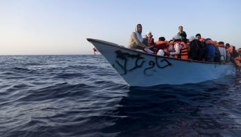 مهاجرون غير نظاميين من تونس بعد إنقاذهم قبالة سواحل إيطاليا (فاليريا فيرارو/ Getty)