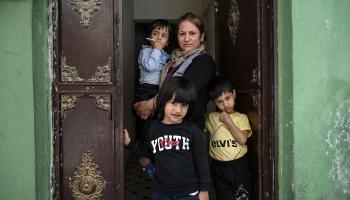 عائلة سورية لجأت إلى أورفة التركية (أوزان كوزيف/ فرانس برس)