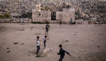 أطفال أردنيون وكرة قدم في الأردن (مايا هيتيج/ Getty)