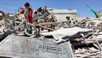 الطفل الفلسطيني عز الدين مرعي على ركام منزله الذي هدمه الاحتلال (العربي الجديد)