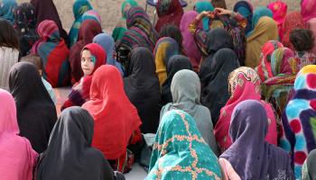 متطوعات يدرّسن تلميذات أفغانيات بعد منعهن من الذهاب إلى المدارس (محمد نوري/ الأناضول)