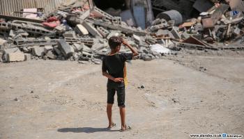 فتى فلسطيني ودمار في غزة وسط العدوان الإسرائيلي 2022 (محمد الحجار)