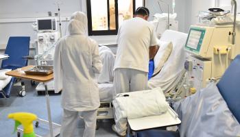 مريض في مستشفى في لبنان (فضل عيتاني/ Getty)