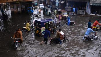 باكستانيون وسط فيضانات باكستان 4 (عبد ضيا/ الأناضول)